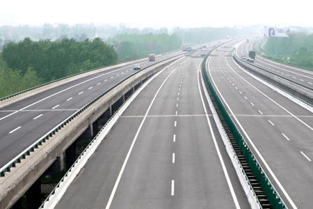 城市快速路和高速公路哪个好开