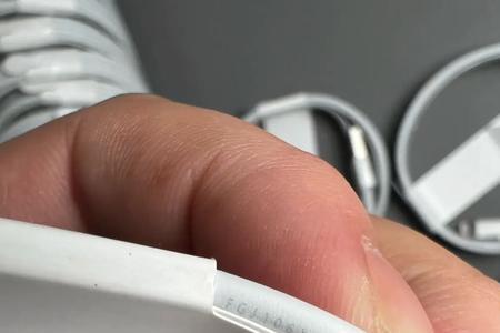 苹果13数据线和airpods通用吗