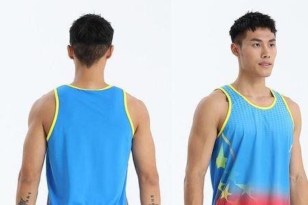 体育生训练服偏大还是偏小
