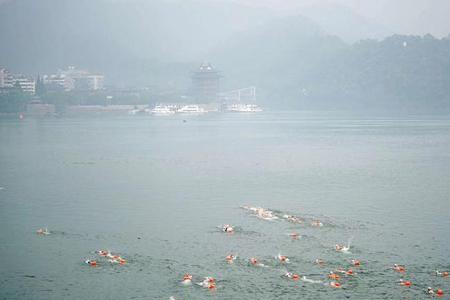 浪遏飞舟描写的是什么江