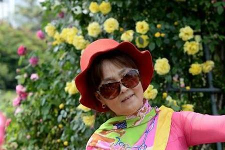 好花配佳人下一句