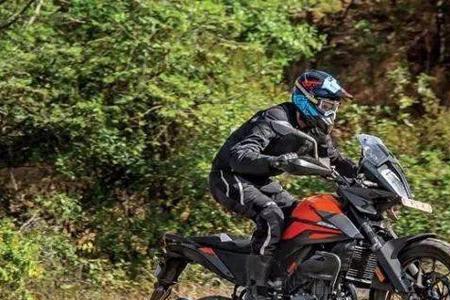 ktm duke 和adv区别