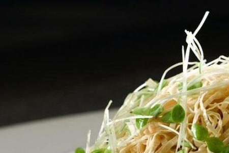 金鲳鱼豆腐皮豆芽炖的做法