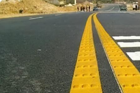 公路上的三色实线是什么意思