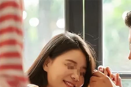 一群女人围着一个男人成语