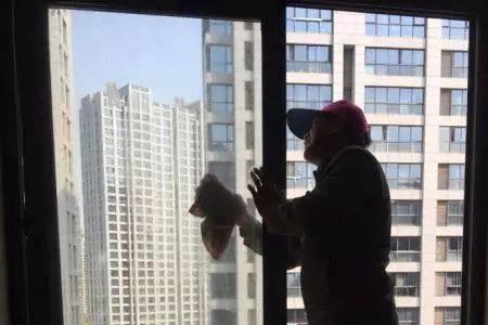 擦玻璃用首先接着然后写一段话