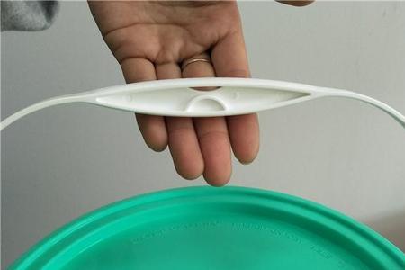 塑料桶裂缝用强胶修补方法