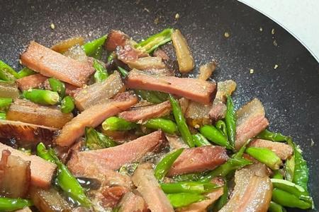 腊肉炒大辣椒做法