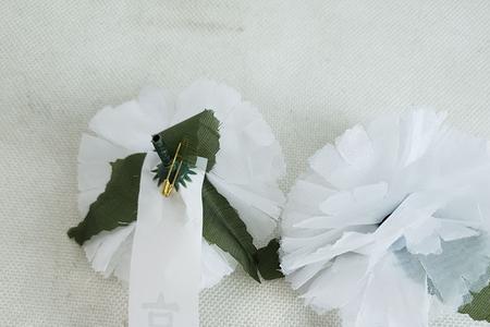 参加葬礼带的白花扔掉吗
