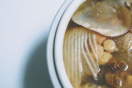乳鸽元贝汤做法