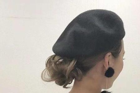 戴帽子两边头发翘怎么办