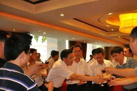 饭局什么时候开始倒酒