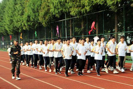 学校军训服由谁负责