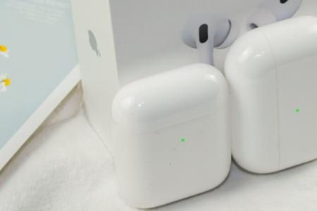 airpods一代充电时亮不亮灯