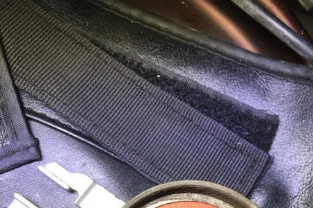 沃尔沃xc60发电机皮带涨紧器更换
