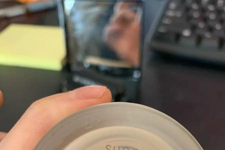 苏酷粉底霜卡粉怎么解决
