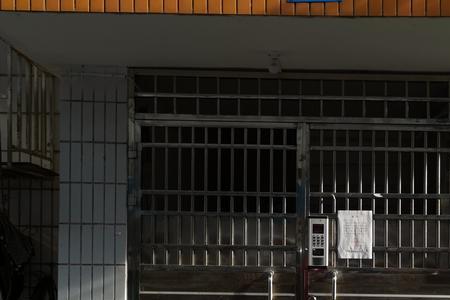 小区单元门坏了谁负责换新的