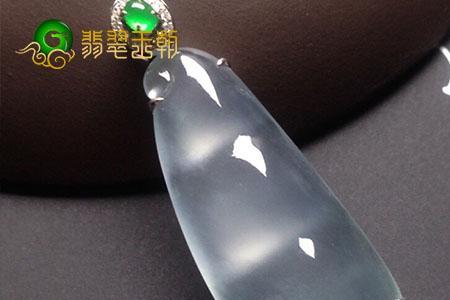 女人戴翡翠福豆的戴法