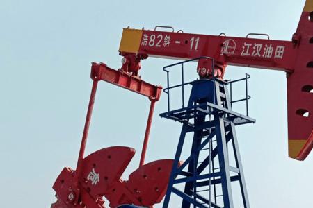 油田里用什么从地下往上抽油