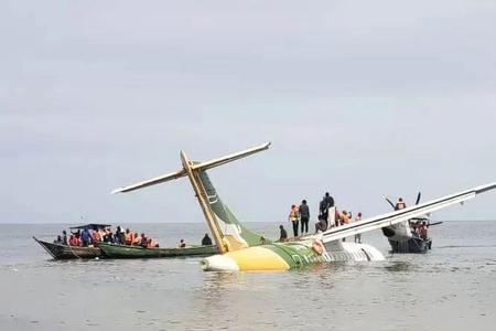普通客机能浮在水面上吗