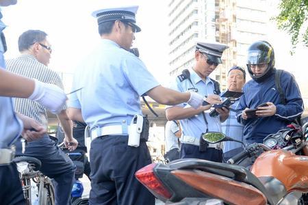小孩骑摩托车要驾照吗