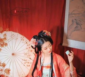 翩若浮云着霓裳什么意思