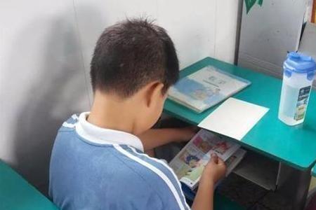 初中男生经常偷偷看你为什么