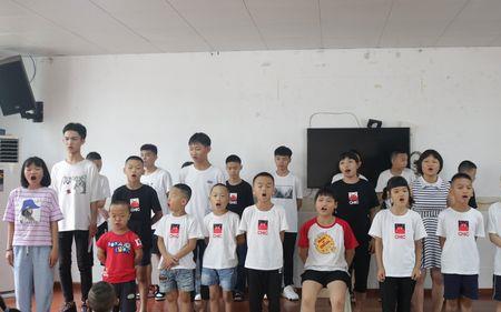 小女孩诗朗诵弄什么发型