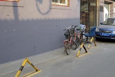 在水泥地上粘地锁用什么胶