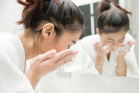 清水洗脸用什么护肤