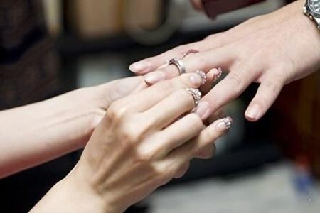 结婚戒指可以送给家人戴吗