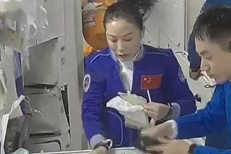为什么太空吃东西会飘起来