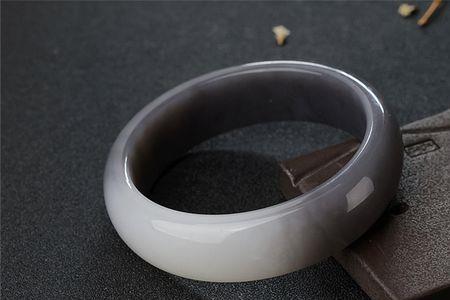 和田玉手镯上面有摩擦的细纹