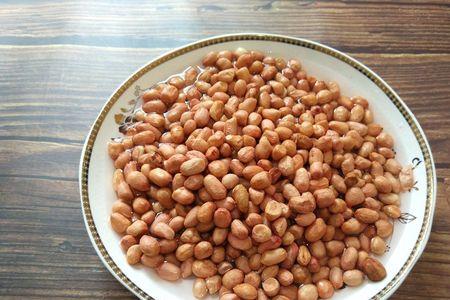 生花生米里有小白子还能吃吗
