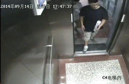 电梯卡在中间不动了什么原因
