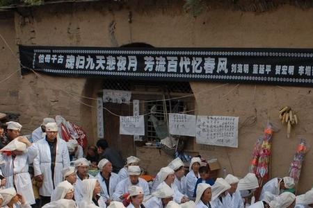 葬礼女士磕头的正确姿势