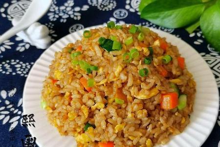 酱油炒饭和蛋炒饭的区别