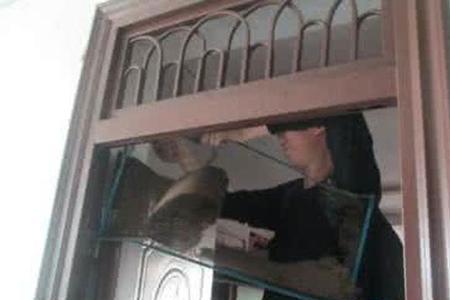 纱窗门坏了如何自己维修