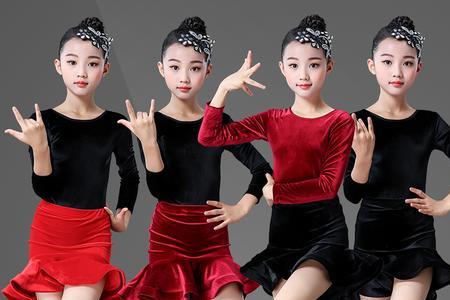 拉丁舞花服比赛要穿袜子吗