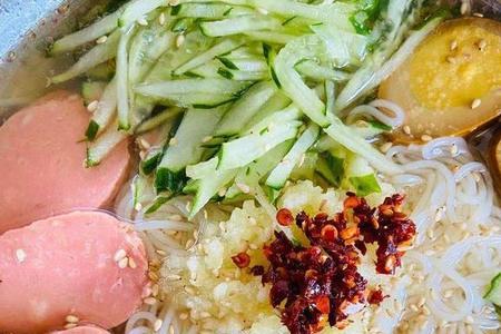 冷面精腌制咸蒜的方法