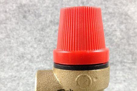 太阳能热水器安全阀漏水怎么办