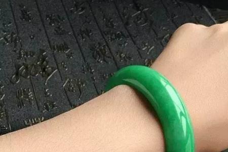 戴手镯发青怎么回事