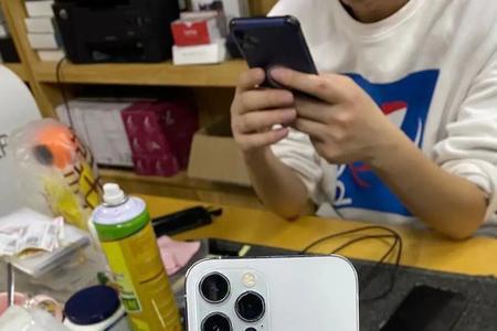 苹果12pm前摄像头为什么会进灰