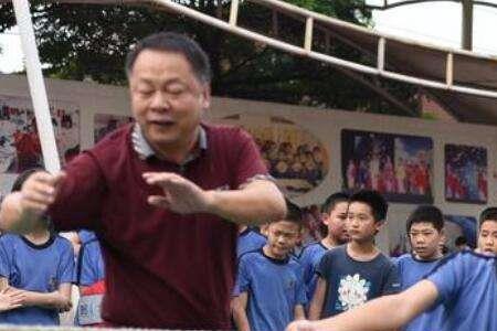 拔河比赛最后一个人怎么绑绳