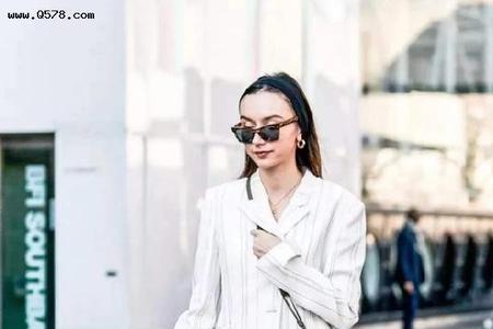 白色西装大了怎么搭配
