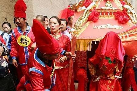 结婚当天媒人该怎么做