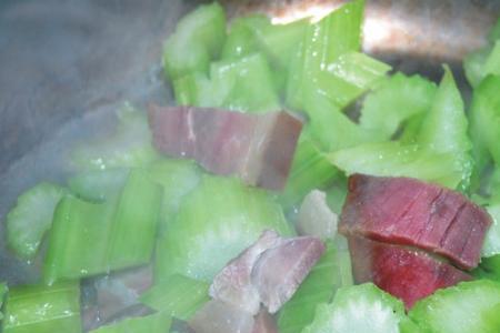 西芹炒腊排骨家常做法