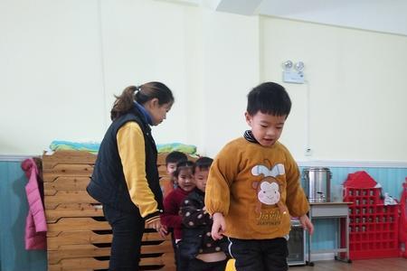 大班健康有趣的椅子教师评语