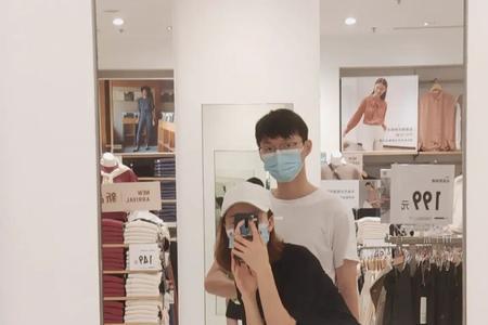为什么女生发男朋友的合照