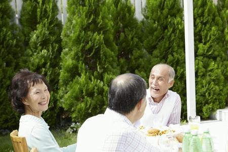 远是亲家近是冤家是什么意思